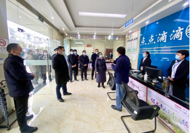 区领导慰问自来水公司一线职工