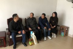 慰问贫困老人 传递爱心正能量